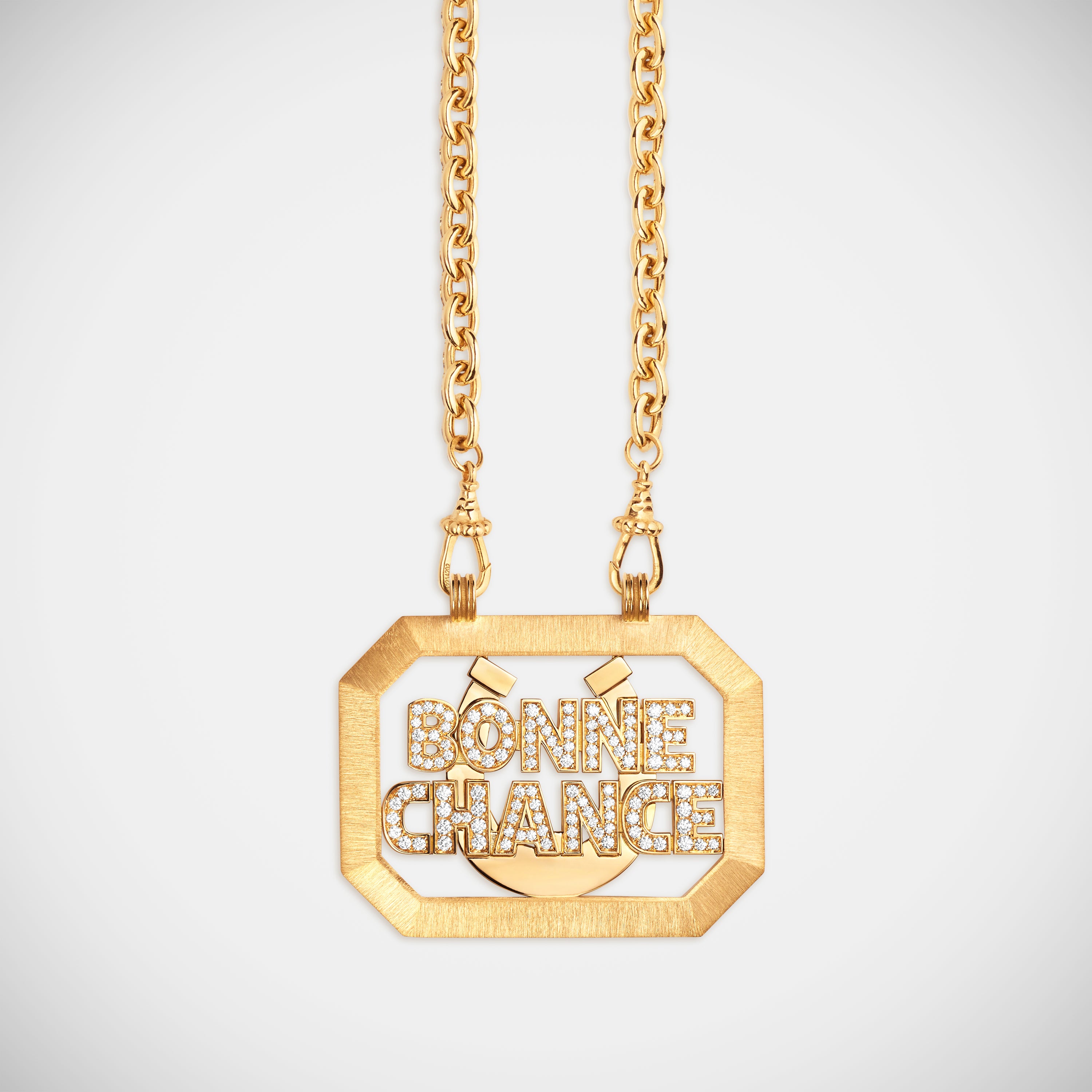 Marie Lichtenberg Staging Scapulaires Bonne Chance scapular