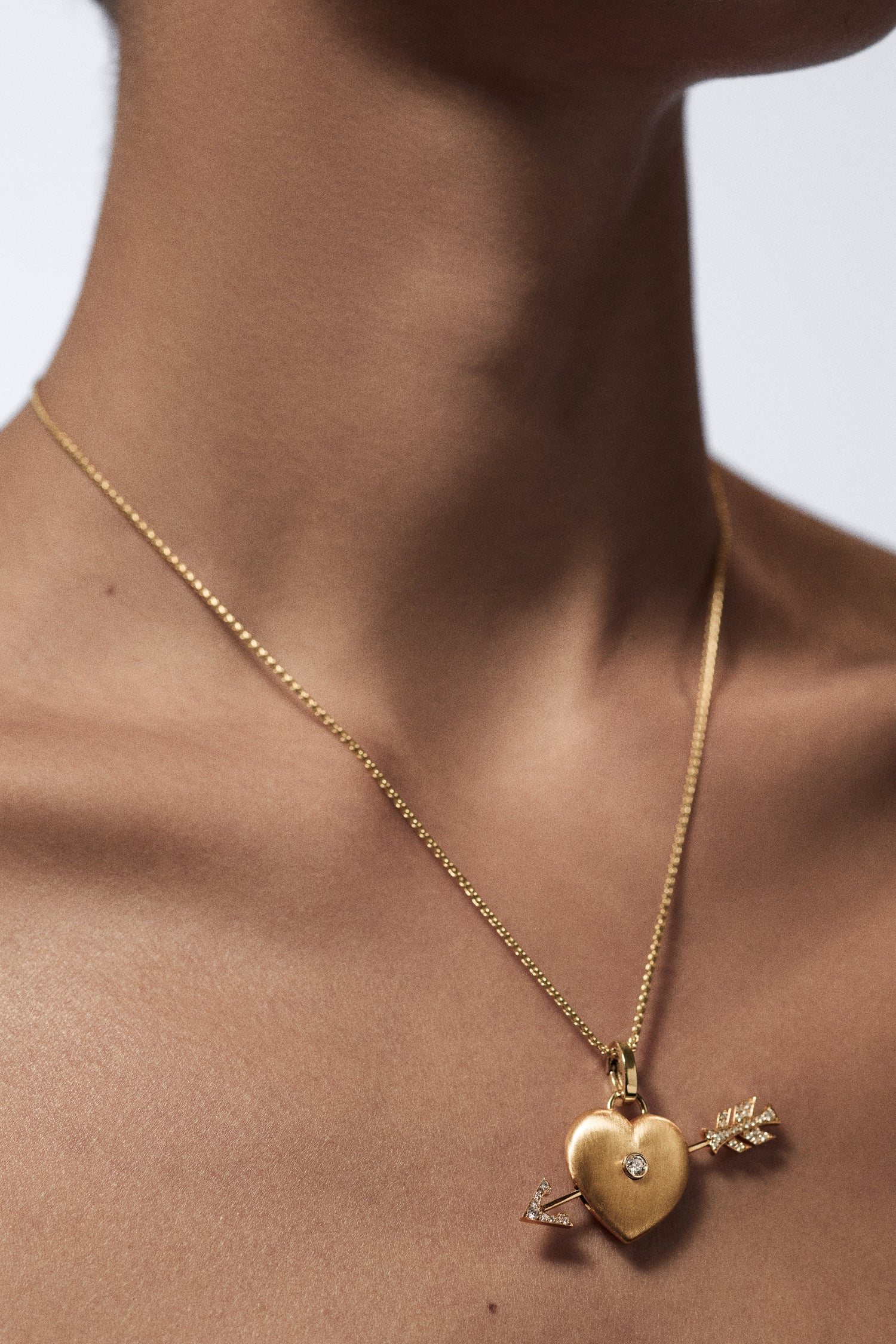 Marie Lichtenberg Staging Charm Coeur percé charm