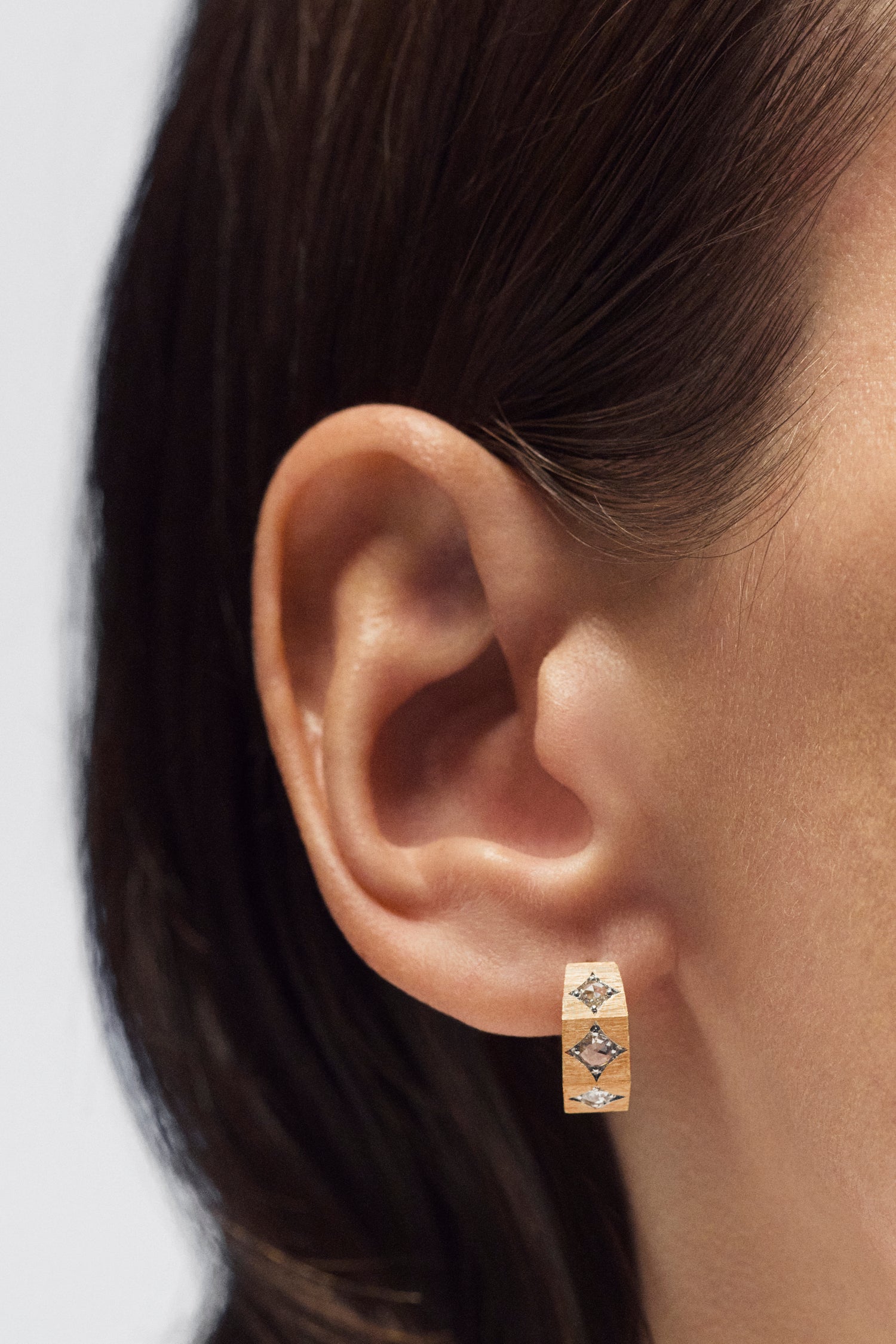 Marie Lichtenberg Staging Earring Ecrou Coco earring Diamonds medium